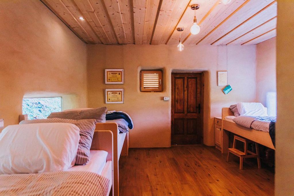 Sleeping With Bees - Tourist Farm Muha Appartement Grosuplje Buitenkant foto