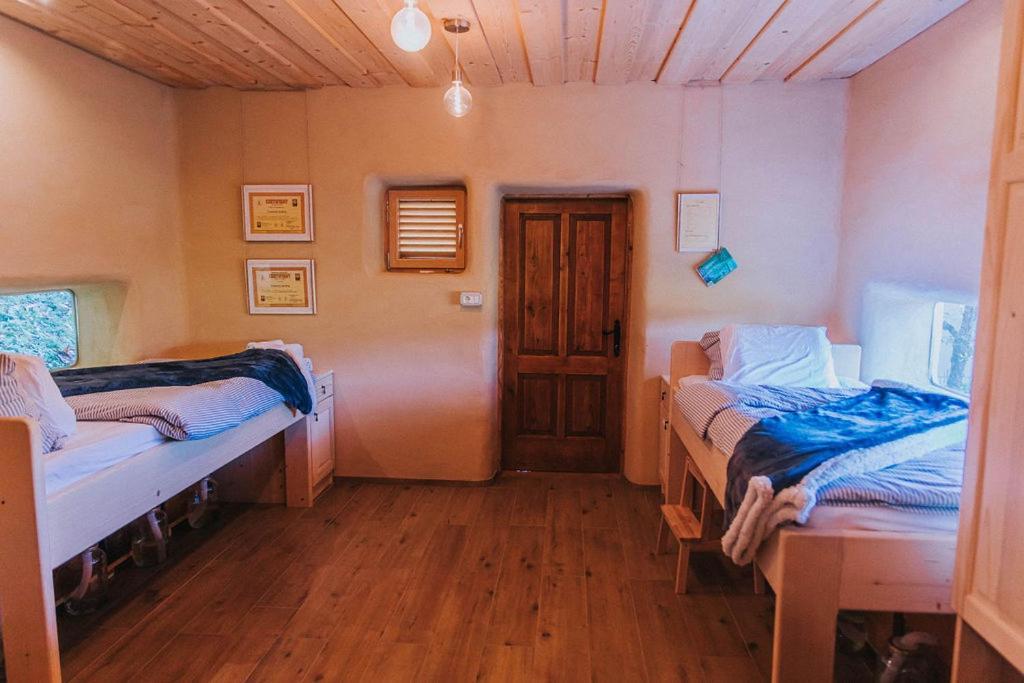 Sleeping With Bees - Tourist Farm Muha Appartement Grosuplje Buitenkant foto
