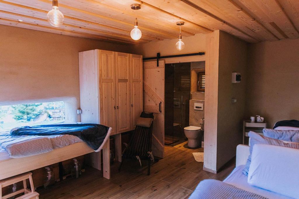 Sleeping With Bees - Tourist Farm Muha Appartement Grosuplje Buitenkant foto