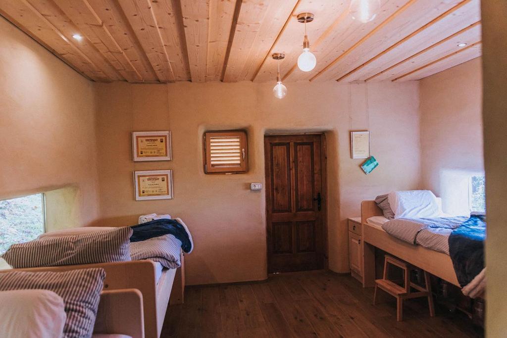 Sleeping With Bees - Tourist Farm Muha Appartement Grosuplje Buitenkant foto